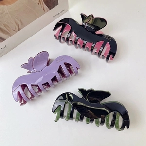 Tre eleganti pinze per capelli a tulipano in vari colori con manici a farfalla