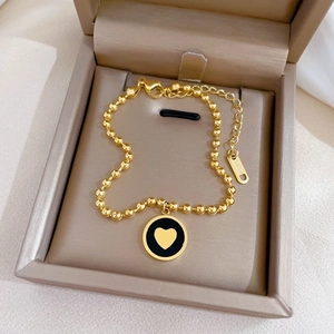 Bracelet élégant en acier titane doré avec pendentif cœur noir dans une boîte cadeau