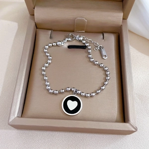 Bracelet élégant en acier inoxydable avec pendentif cœur en émail noir pour femmes