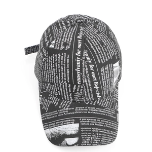 Détails de l'imprimé journal sur une casquette de baseball vintage et ajustable