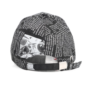 Casquette baseball noire ajustable avec imprimé journal vintage et boucle en métal