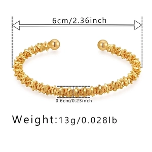 Vista detallada del brazalete dorado con textura irregular con dimensiones y peso real