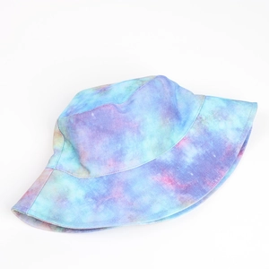 Dettaglio della trama tie-dye colorata sul cappello alla pescatora in cotone a tesa larga
