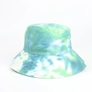 Dettaglio del cappello alla pescatora tie-dye blu e turchese che mostra la trama del cotone