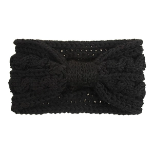 Gros plan détaillé d'un bandeau en tricot noir avec un design torsadé texturé