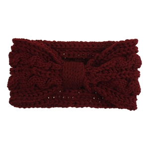 Détail du bandeau tricoté bordeaux avec motif texturé et nœud central croisé