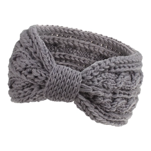 Détail du bandeau en tricot gris avec motif torsadé et nœud central en maille épaisse