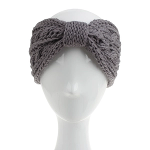 Détail d'un bandeau en maille grise avec texture épaisse et détail de nœud torsadé