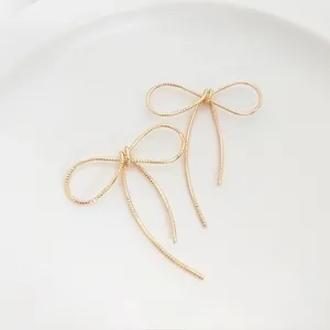 Macro di ciondoli a fiocco fatti a mano in oro 14K con trama metallica intrecciata fine