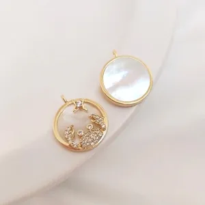 Λεπτομέρεια macro από ζώδια μενταγιόν 14K χρυσό με μαργαριτάρι και ζιργκόν πέτρες