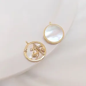 Λεπτομέρεια μενταγιόν Ζυγός 14K με ζιργκόν και ένθετο από λευκό φίλντισι