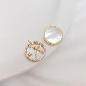 Λεπτομέρεια macro από μενταγιόν Τοξότη 14K χρυσού με λευκό μαργαριτάρι και ζιργκόν