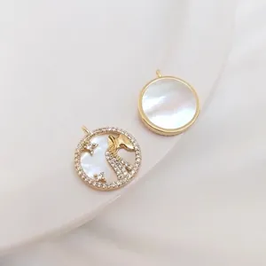 Λεπτομέρεια από ζώδια μενταγιόν 14K χρυσό με λευκό κοχύλι και μικρο-ένθετα ζιργκόν πέτρες