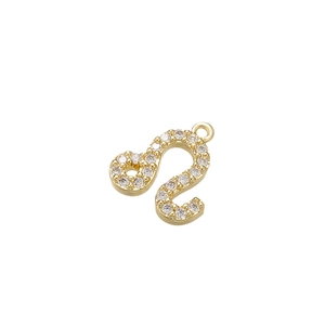 Macro detail van een Leeuw-sterrenbeeld gouden hanger met micro-pave zirkonia-kristallen