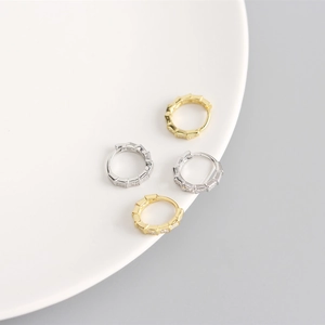 Dettaglio ravvicinato di orecchini geometrici in argento S925 con pavé di cristalli lucidi