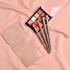 Set de 4 pinceaux à paupières champagne avec palette et pochette en cuir sur soie rose
