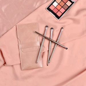Détail d'un ensemble de 4 pinceaux de maquillage avec pochette élégante en cuir PU rose