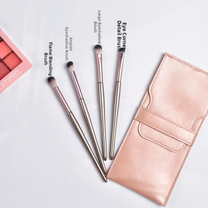 Détail du lot de 4 pinceaux yeux avec viroles en or rose et pochette en cuir rose