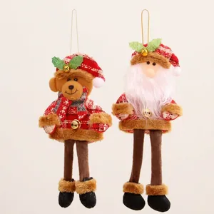 Détail de pendentifs de Noël en peluche à longues jambes avec Père Noël et ours sur branche