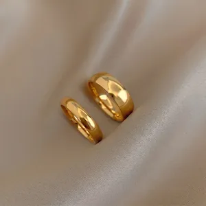 Vue détaillée de bagues minimalistes plaquées or sur une élégante soie de couleur champagne