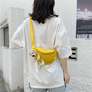 Sac bandoulière jaune en toile avec ours en peluche porté par un mannequin en vue