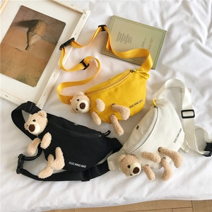Trois sacs bandoulière en toile en jaune, noir et blanc avec décorations d'ours en peluche