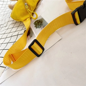 Détail de la sangle réglable en nylon jaune vif avec boucle et clip en plastique noir