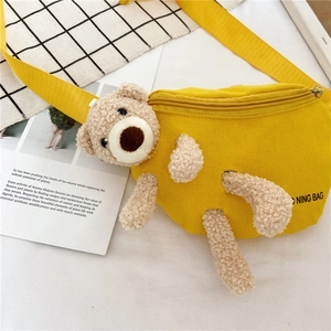 Détail du sac banane en toile jaune avec ours en peluche 3D et texte Ning Bag