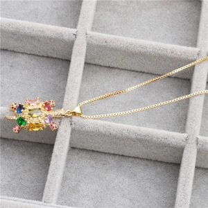 Squisita collana a tartaruga dorata con pietre di zircone multicolore su scatola