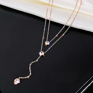 Elegante collana a doppio strato in acciaio al titanio oro rosa con tre ciondoli in zircone