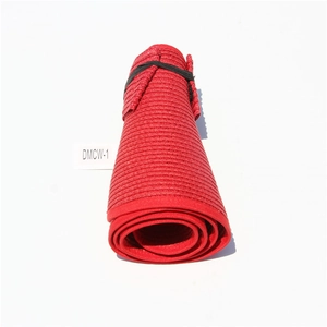 Dettaglio della visiera in paglia rossa pieghevole con texture e fascia elastica nera