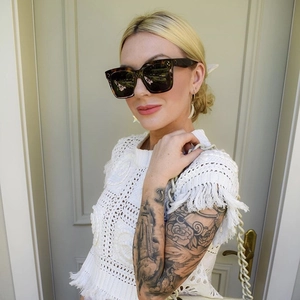 Details einer quadratischen Oversize-Sonnenbrille mit Schildpattmuster auf einem Model