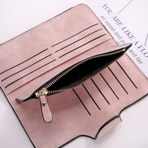 Dettaglio interno di un portafoglio lungo rosa con fessure per carte e tasca con zip