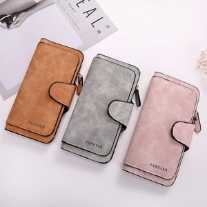 Tre portafogli multi-slot da donna nei colori marrone grigio e rosa su fondo bianco