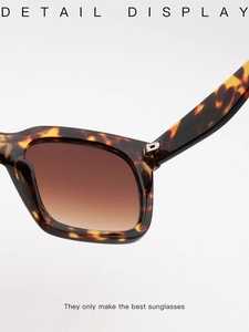 Makro-Detail einer Schildpatt-Sonnenbrille mit Metallscharnieren und braunen Verlaufsgläsern