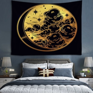 Détail de la tenture murale soleil et lune avec motifs célestes dorés et nuages