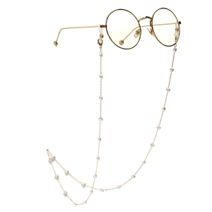 Chaîne de lunettes dorée élégante avec perles cœur pour lunettes de soleil rondes