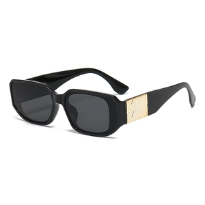 Lunettes de soleil rectangulaires noires tendance avec détails en métal doré