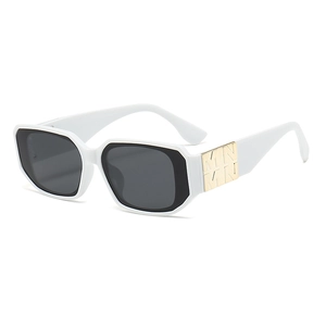 Lunettes de soleil carrées blanches tendance avec verres foncés et accents dorés
