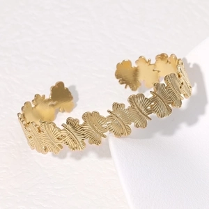 Detailed view of the gold-plated titanium steel bracelet featuring leaf texture design