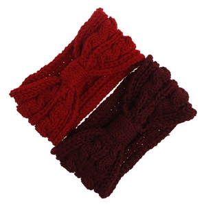 Détail de bandeaux en tricot rouge montrant le tissage torsadé et le nœud élégant