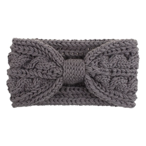 Gros plan détaillé sur un bandeau tricoté gris avec maille torsadée et motif de nœud