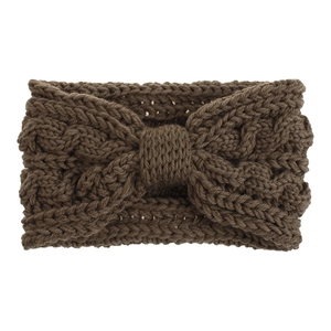 Gros plan du tricot torsadé marron et du détail noué d'un bandeau d'hiver chaud