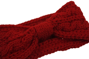 Détail du bandeau en tricot rouge montrant le motif de torsades et le tissu chaud
