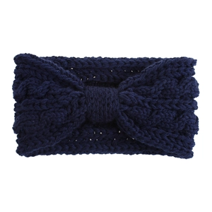 Détail du bandeau tricoté bleu marine montrant la texture et le nœud central