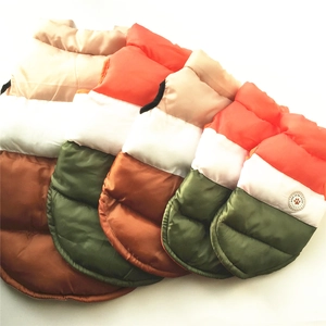 Dettagli dei gilet invernali per cani bicolore con toppa Born To Be Loved e imbottitura calda