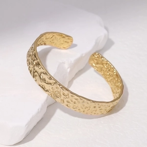 Bracciale Rigido In Acciaio Inossidabile Texture Martellata Irregolare Minimalista Regolabile Aperto Gioielli Di Moda Donna