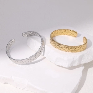 Bracciali aperti minimalisti in acciaio inossidabile oro e argento con texture irregolare