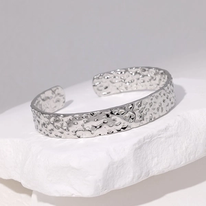 Bracciale aperto in acciaio inossidabile argento con trama a lava martellata