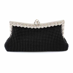 Detailansicht der schwarzen Perlen-Abendtasche mit Strass-verzierten Silberrahmen-Verschluss